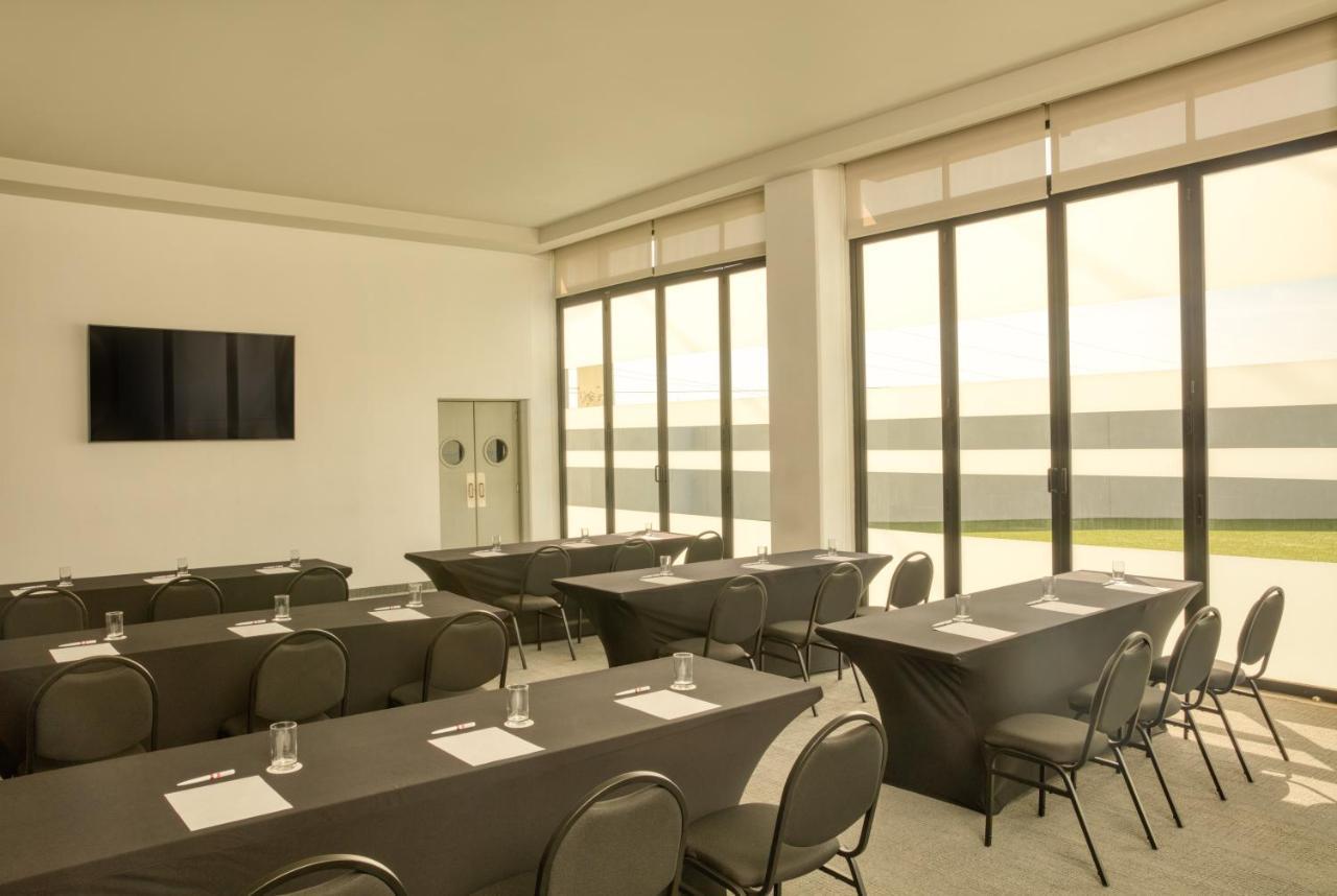 Fiesta Inn Guadalajara Aeropuerto Las Pintas エクステリア 写真