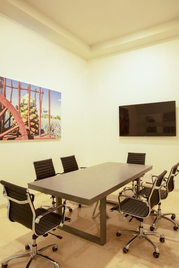 Fiesta Inn Guadalajara Aeropuerto Las Pintas エクステリア 写真